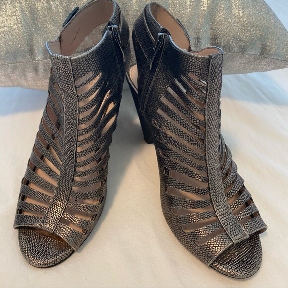 Vince Camuto Metallic Gold Strappy Zipper Peep Toe 3" Heels  Leather Size 9.5M - Picture 1 of 12